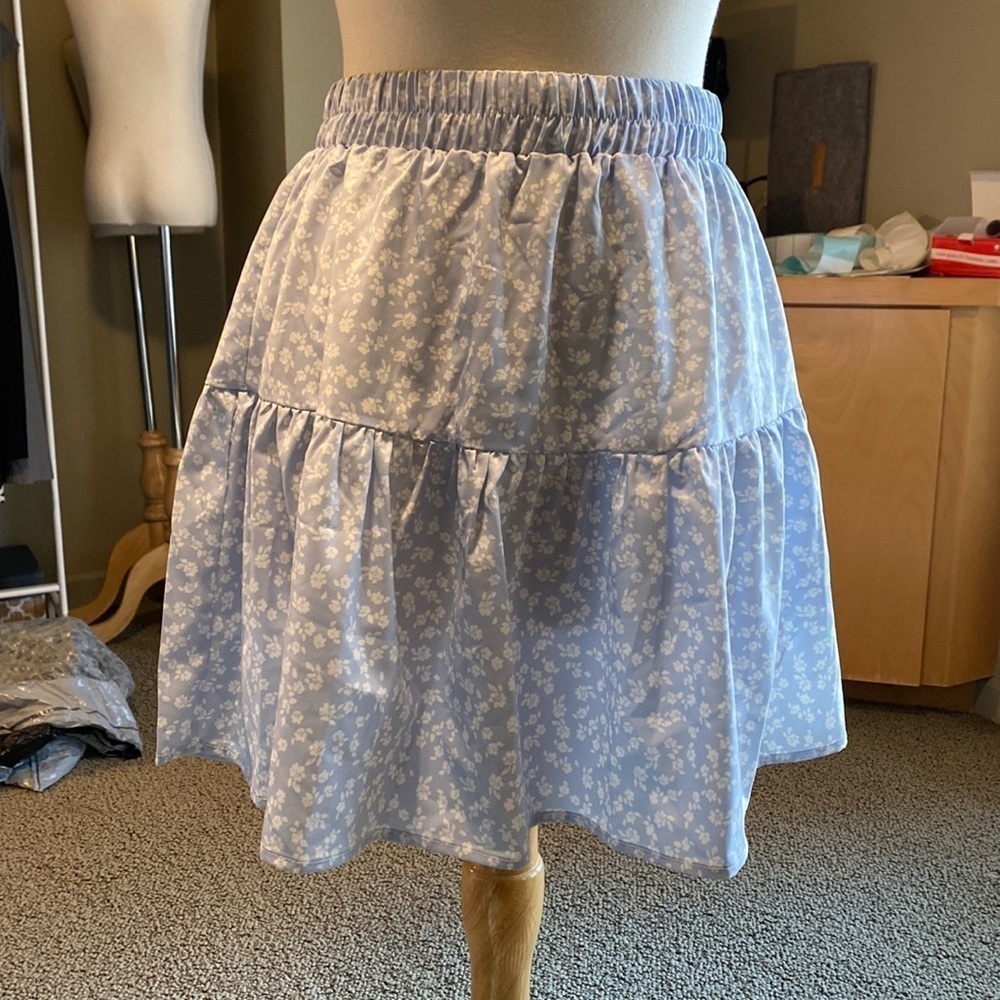 NWT Shein Floral Blue and White Mini Skirt Size Large